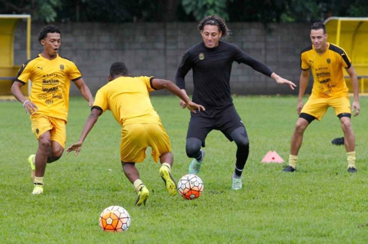 El Real España ya no está en busca de un delantero pese a que perdieron a Domingo Zalazar y Bryan Róchez. 'Es la plaza más cargada que tenemos. Del once anterior solo cambia Zalazar por Tejeda. De ahí es lo mismo', dijo Elías Burbara.