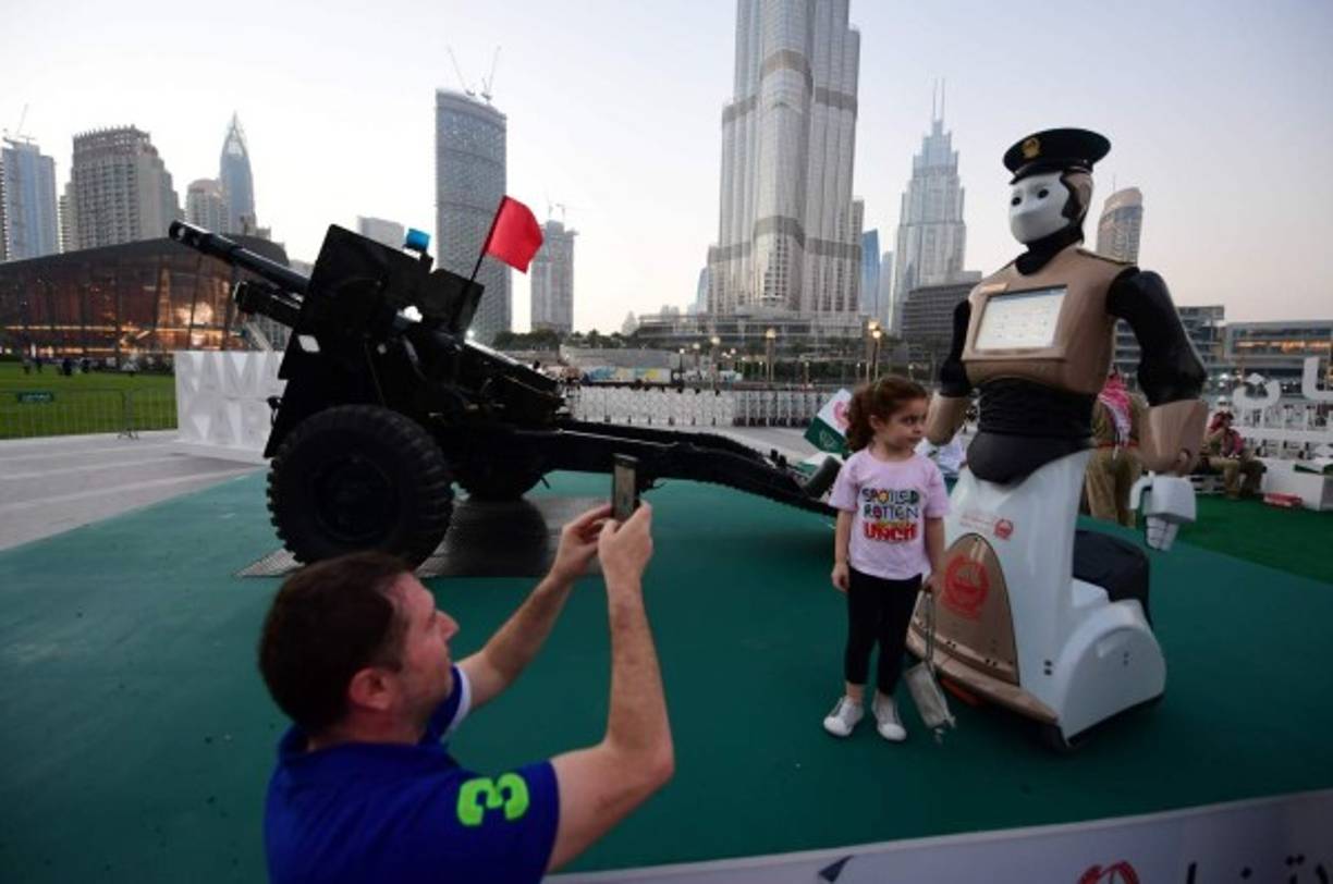 Estos androides estarán desplegados principalmente en las zonas turísticas, informó el oficial, admitiendo sin embargo que no puede substituir a los policías en el momento de la detención. AFP