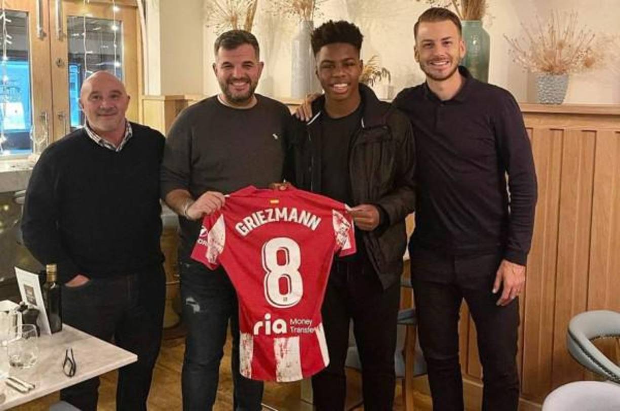 “Griezmann le ha tomado cariño a Keyrol Figueroa y ha estado enviando mensajes regulares de apoyo al joven del Liverpool, quien es elegible para jugar tanto para Inglaterra como para Honduras”, señala el Daily Star. 