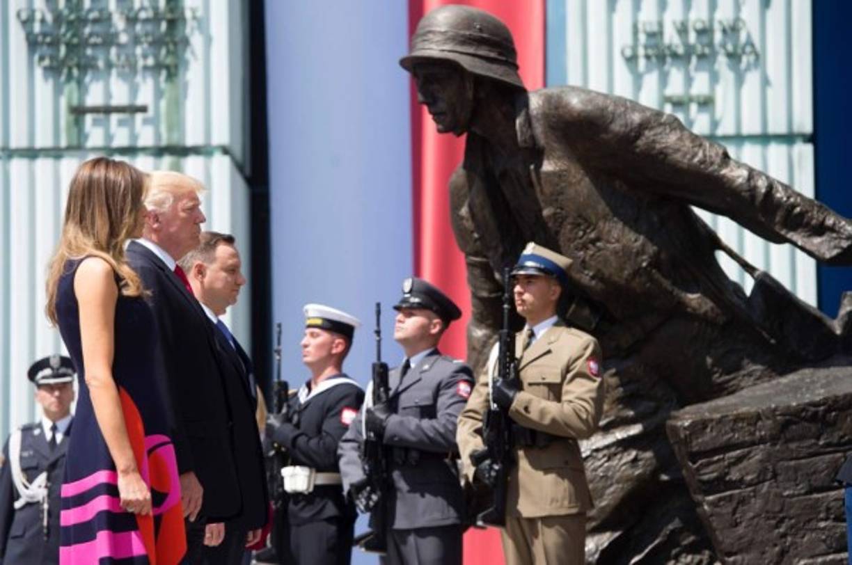 Acompañado por Melania, Trump depositó una ofrenda floral en el monumento de la plaza Krasinski.