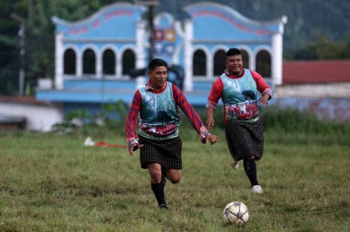 La mayoría habla el idioma Quiché, pero unos pocos también se desenvuelven en español. FOTO EFE/ Esteban Biba.