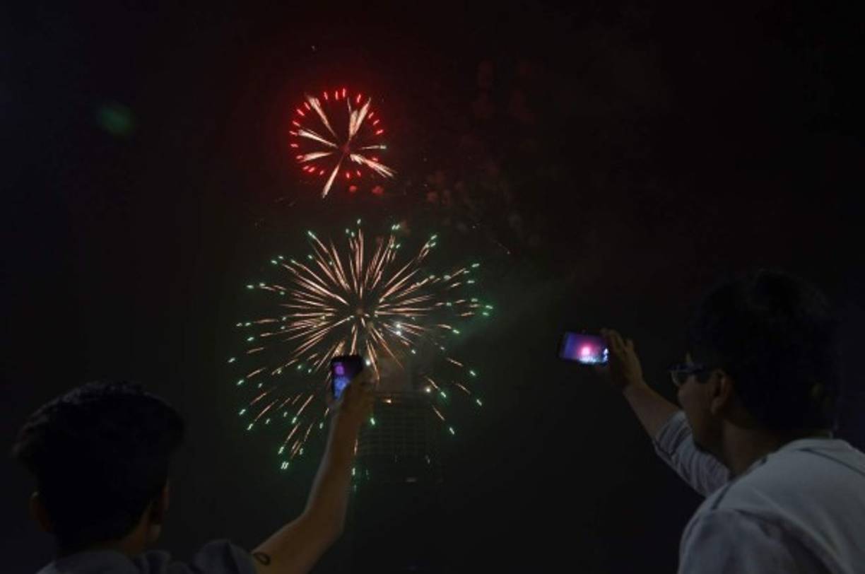 Espectadores observan los fuegos artificiales en Karachi, Pakistán.