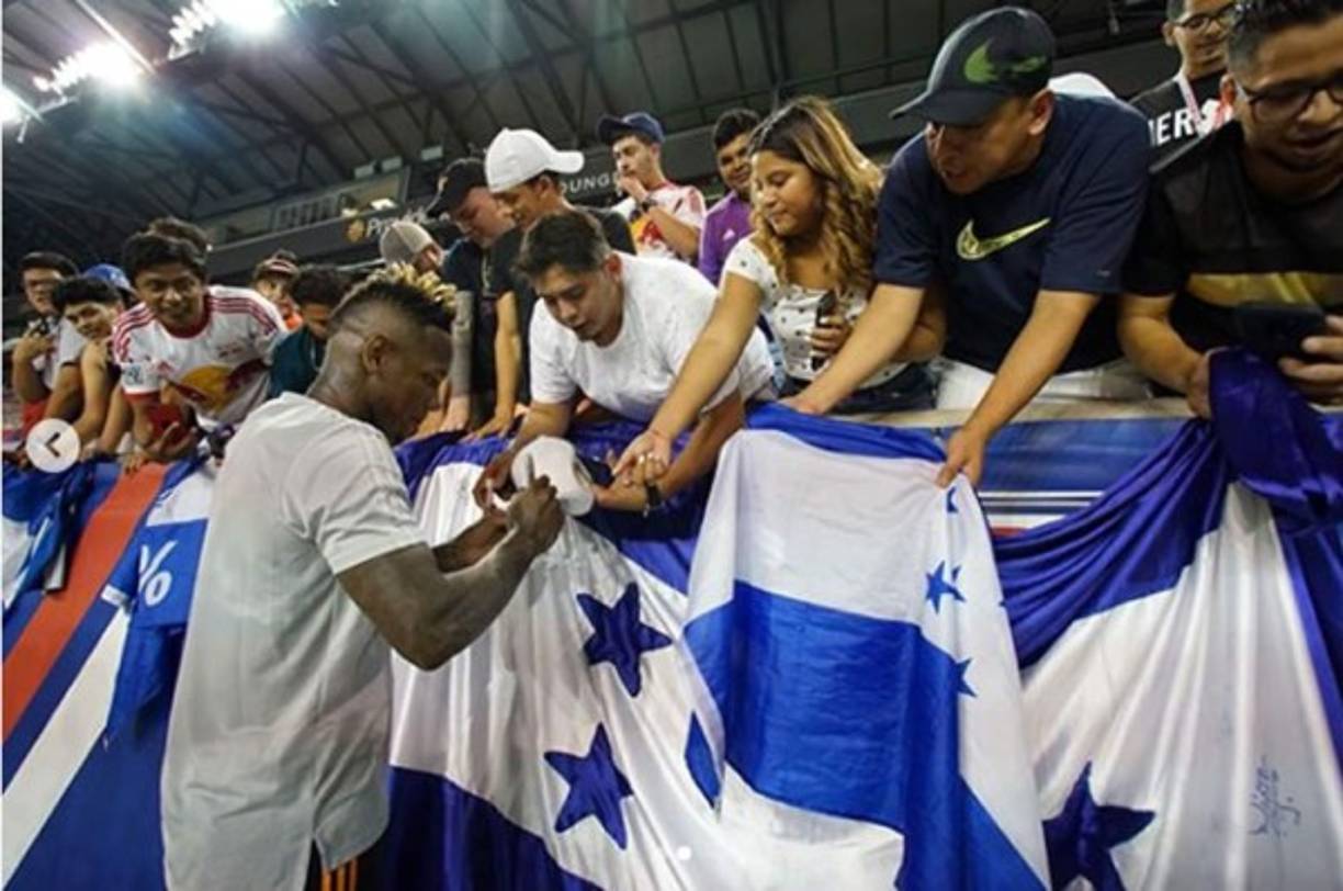 Romell Quioto no pierde su humildad y siempre atiende a los hondureños que llegan a ver los partidos del Houston Dynamo. En la imagen, firmando autógrafos.