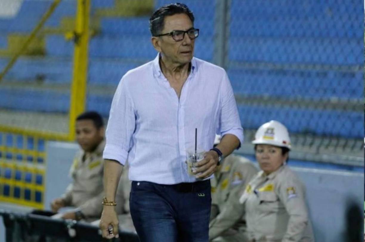 Salomón Nazar: Es el único técnico hondureño que aparece en la lista de los que podrían llegar al banquillo de la H. Actualmente dirige al Victoria de La Ceiba.