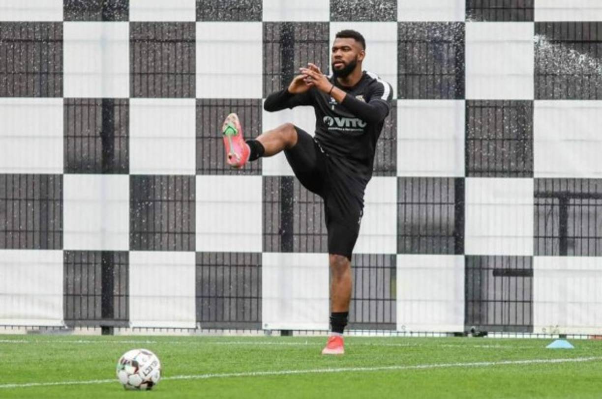 Jorge Benguché: Extraoficialmente se conoció que el delantero hondureño estará regresando al Olimpia luego de formar parte del Boavista de Portugal en donde no pudo consolidarse.