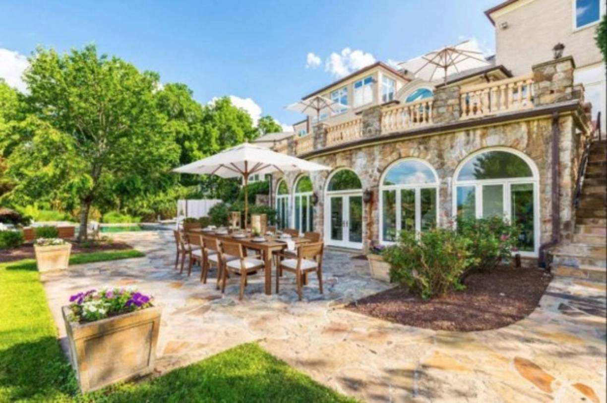 La mansión está equipada con siete recámaras, ocho baños completos y tres medios baños. Foto TTR/Sotheby's International Realty.