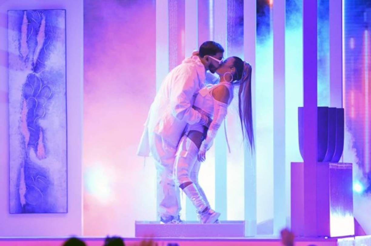 La pareja dio un show musical durante los Latin Billboard donde hicieron gala de su amor.