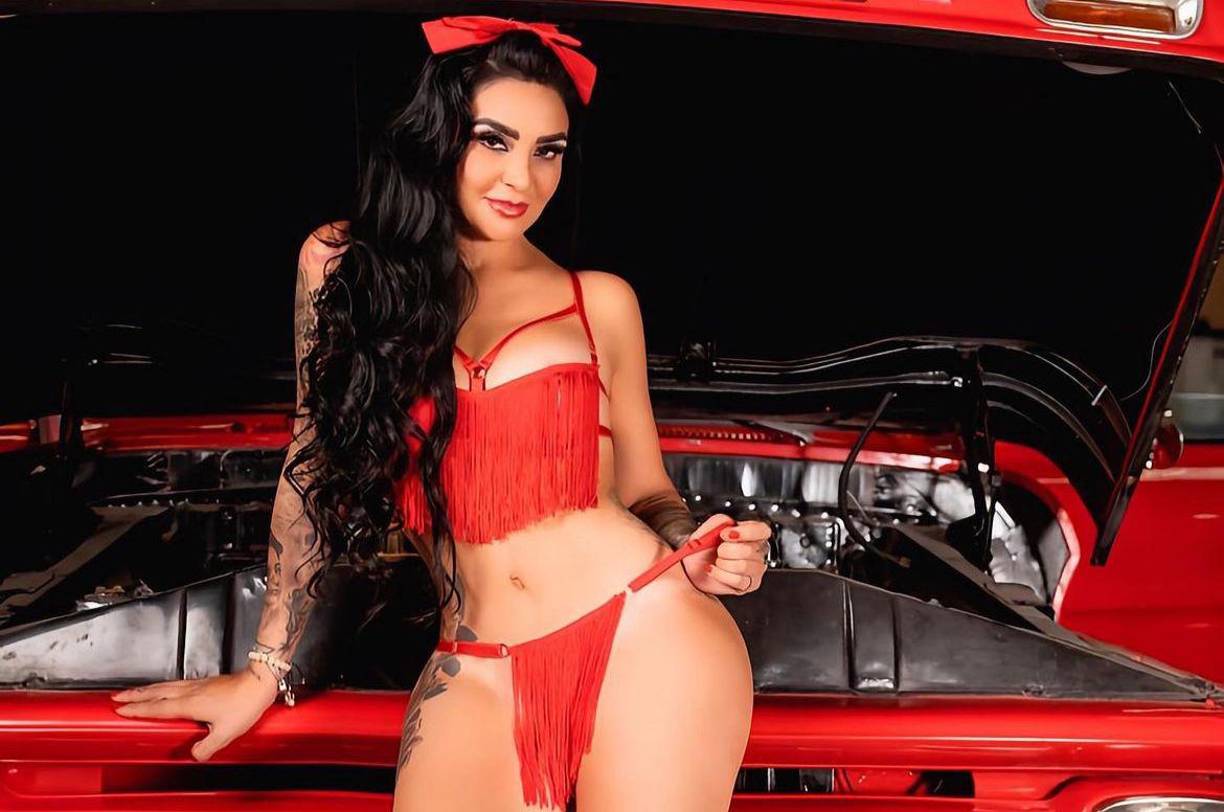 La también modelo comentó que no ha dado a conocer el nombre de la persona responsable, puesto que no sabe con exactitud quién fue, ya que desde hace muchísimos años se ha sometido a intervenciones estéticas. “No es que no lo quiera decir, es más bien que no lo sé, no sé qué cirujano fue, yo desde los 23 años me estoy operando, llevo muchas cirugías de busto, lipos, nariz, entonces no es que no quiera, quisiera saber quién fue para que me pagara algo de lo que he gastado”, dijo.