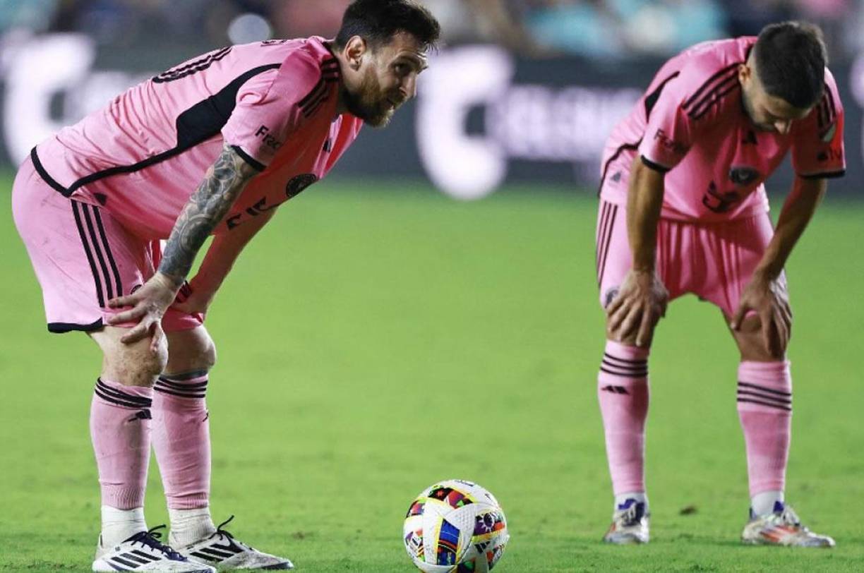 Messi y Jordi Alba, antes de un tiro libre del argentino. Tuvo varias faltas a balón parado y la mayoría se estrellaron en la barrera.