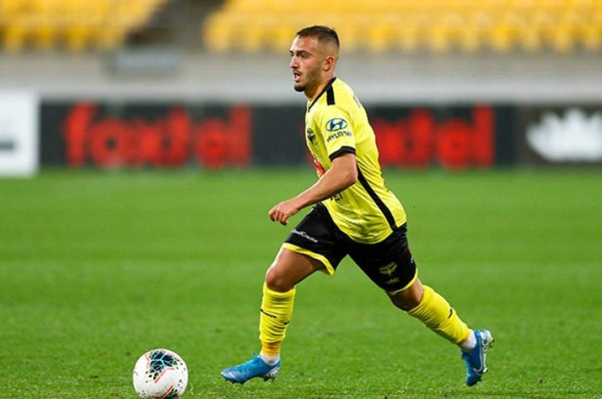 Reno Piscopo(Australia): Extremo izquierdo a pierna cambiada. Sus gestos técnicos para salir de presión son precisos y productivos, pero es el lenguaje corporal lo que le da un sentido distinto a su fútbol. Juega dando saltitos, congelando el tiempo y dinamitándolo al instante. Disfrutando y haciendo disfrutar cuando su equipo lleva las riendas del juego.