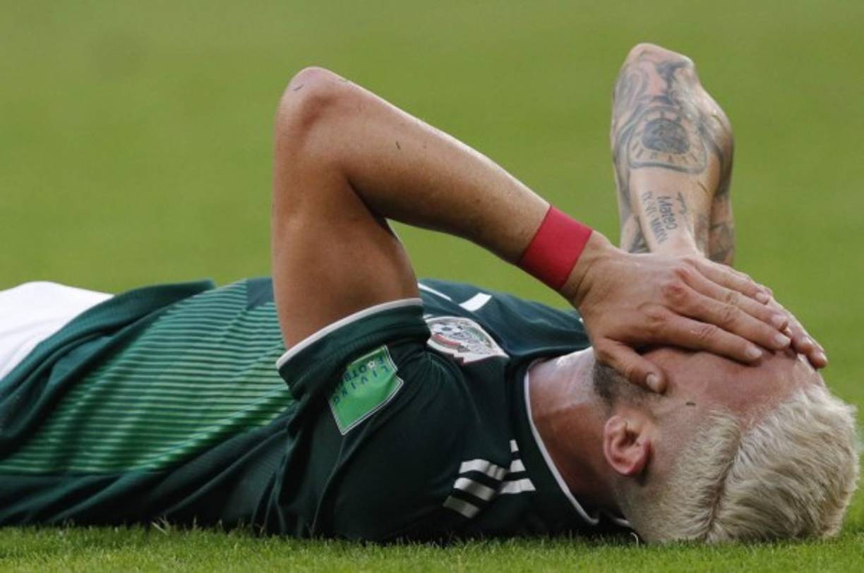 El jugador mexicano Miguel Layún fue uno de los más afectados tras la eliminación y lloró tras la derrota ante Brasil.
