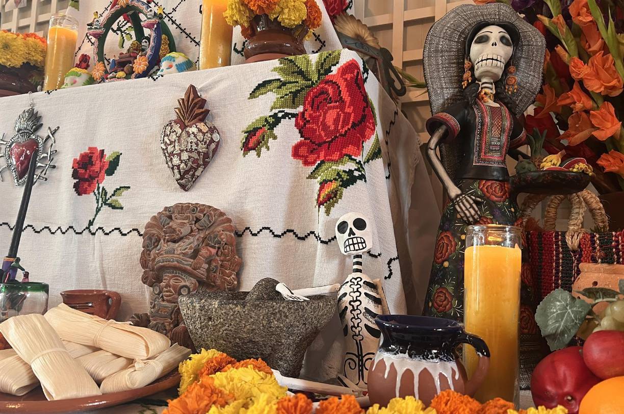 El altar del Día de Muertos, ubicado en el Ala Oeste del edificio, está compuesto de tres niveles y decorado con calaveras de colores, catrinas, flores de cempasúchil, velas, pan de muerto, tortillas, tamales, tequila, una figura de la Virgen de Guadalupe y las imprescindibles fotos de los fallecidos.
