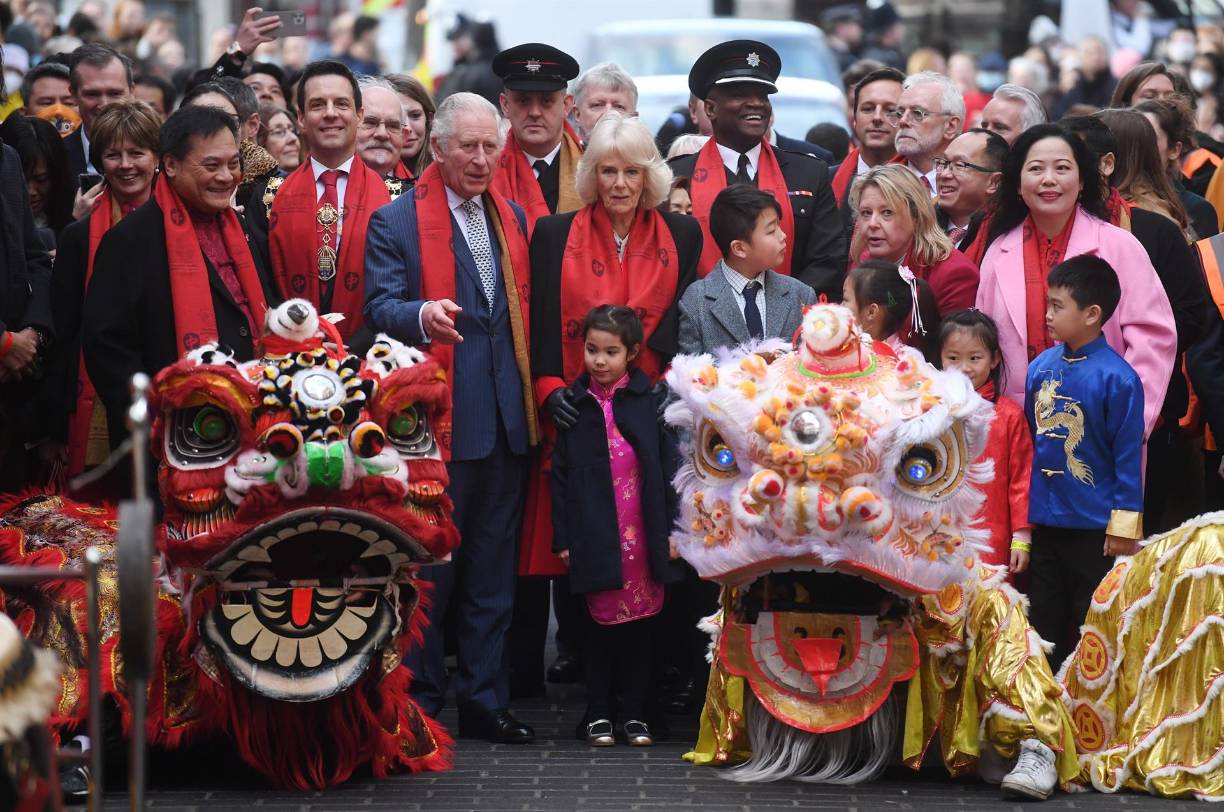 En Reino Unido, el príncipe Carlos y su esposa, Camila, se unieron a la comunidad asiática para participar en la fiesta del Año del Tigre.