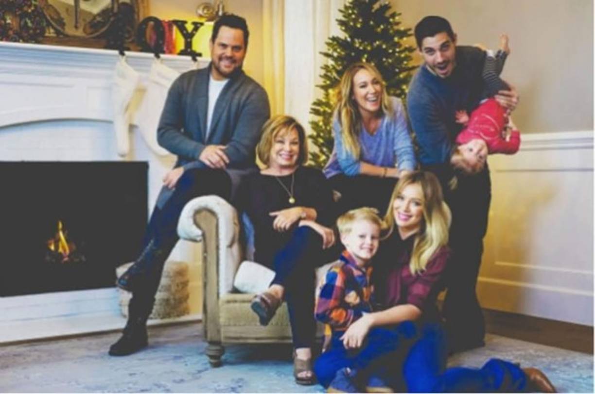La actriz Hilary Duff compartió esta foto de su árbol junto a su familia.