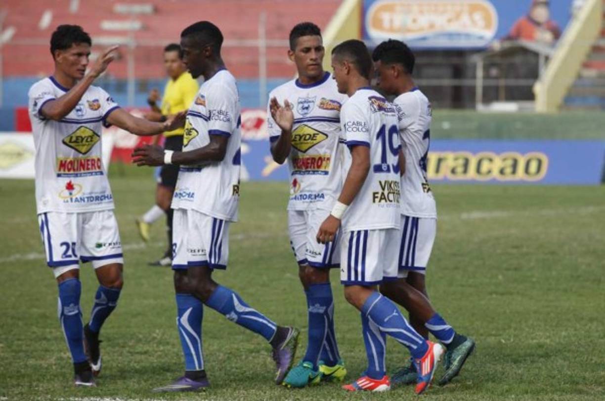 La crisis en Victoria se agudiza cada vez más, primero perdieron la categoría, luego fueron demandados por varios futbolistas y técnicos, ahora el presidente ejecutivo Rodolfo Sosa anuncia su renuncia de forma irrevocable y con él también abandonan su cargo los directivos Carlos Escobar y Eduardo Jiménez .