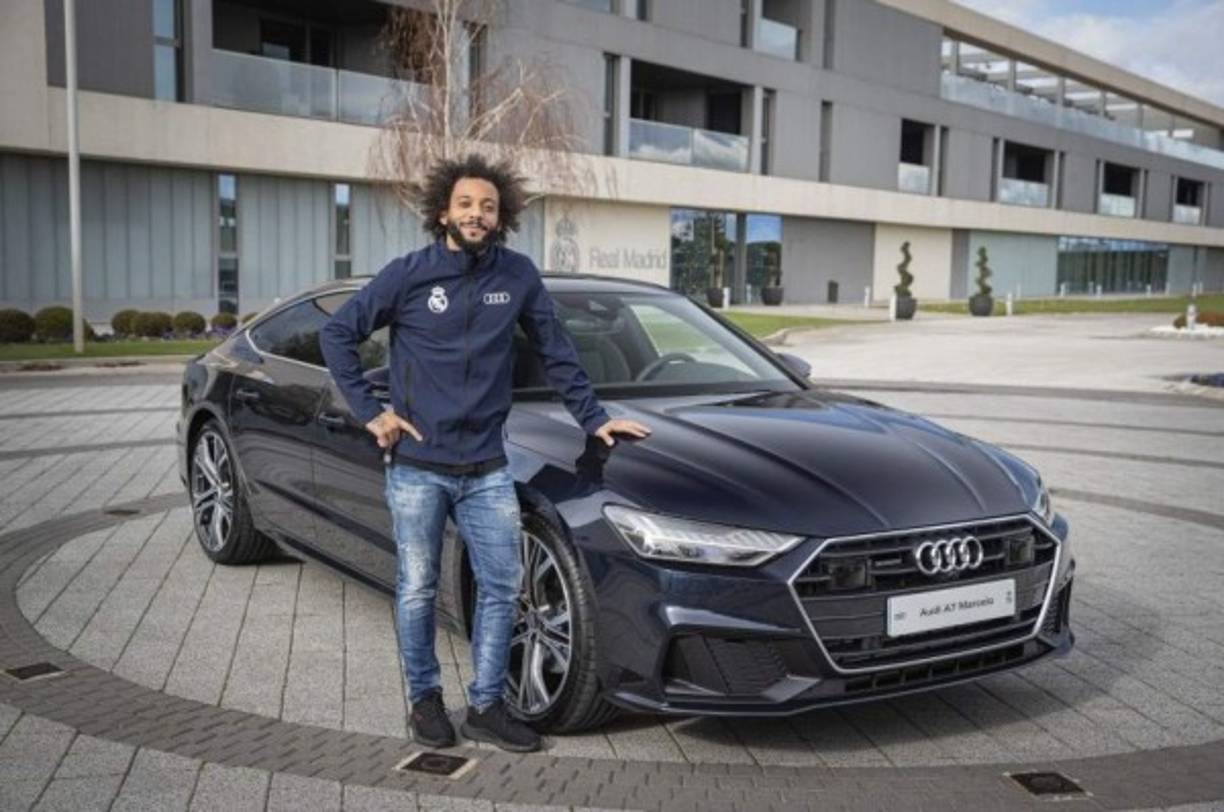 Marcelo - El lateral izquierdo brasileño A7 Sportback 50 TDI quattro tiptronic Azul Firmamento con un precio de 78.390 euros.