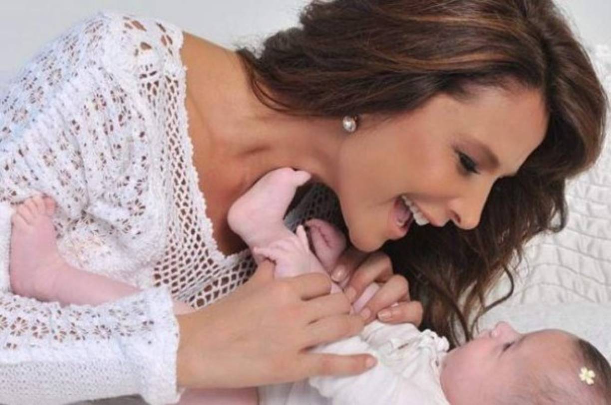 '¡En efecto! Ha llegado a mi vida la razón por la que todo ha valido la pena', escribió la actriz en ese año, después de que le entregaron a la pequeña Luciana, su hija adoptiva.