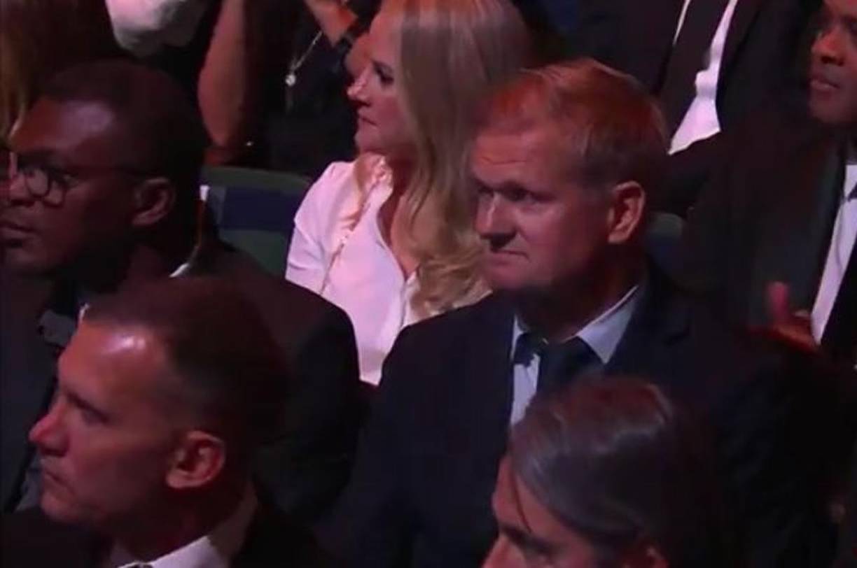 El padre de Haaland no pudo ocultar su descontento cuando escuchó el nombre de Messi como el ganador del premio y así fue captado.