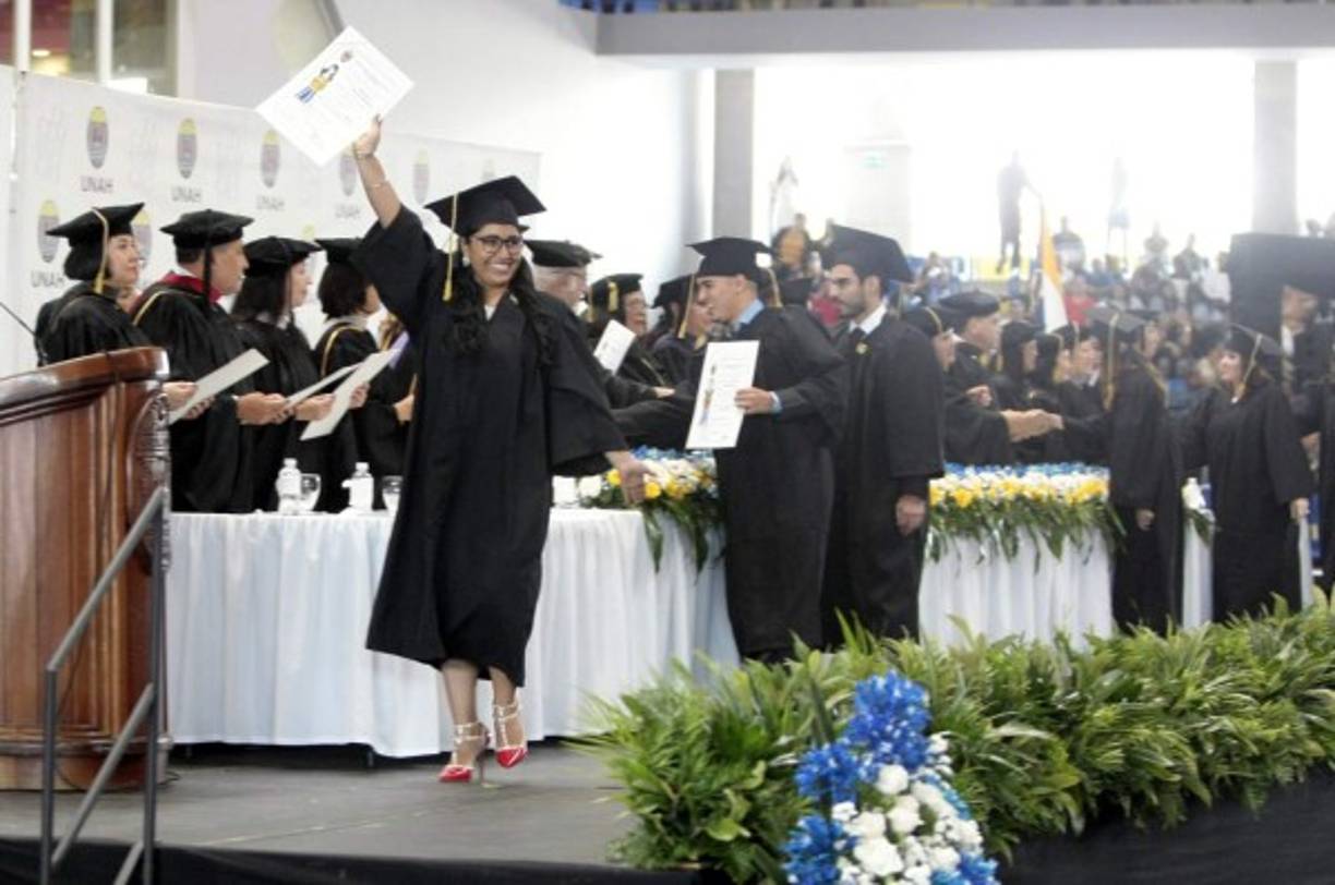 Felicidad y orgullo al recibir el título se vio reflejada en cada uno de los egresados.