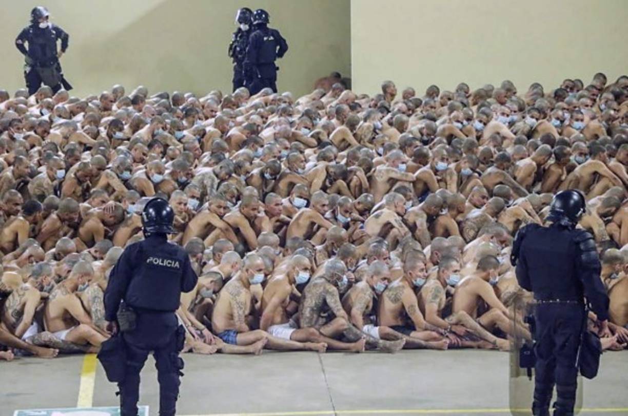 Para el coordinador de la Comisión de Derechos Humanos de El Salvador (CDHES, ONG), Miguel Montenegro, 'la unificación de las pandillas (...) lleva un riesgo total de que haya amotinamientos o asesinatos selectivos o colectivos'.<br/><br/>