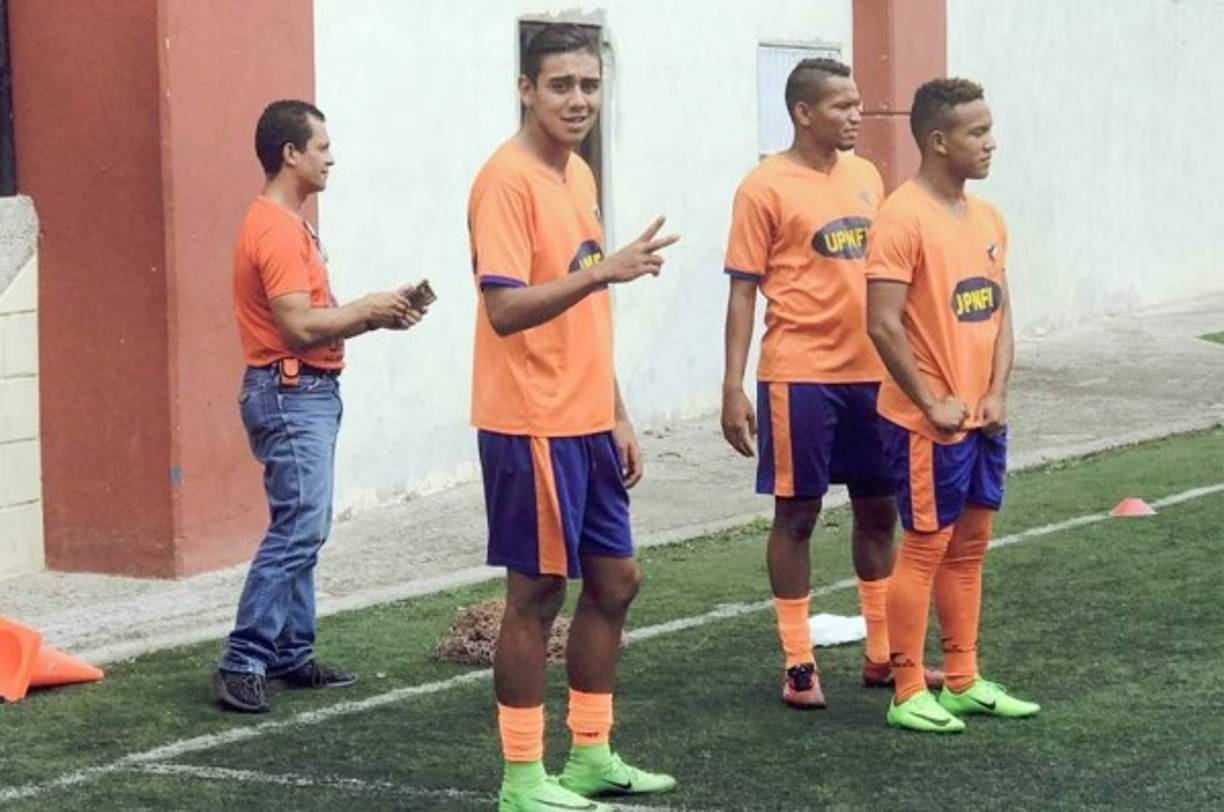 El entrenador del Olimpia, Nahún Espinoza, ha confirmado el regreso de Mayron Flores, quien jugó el torneo pasado con la UPN.