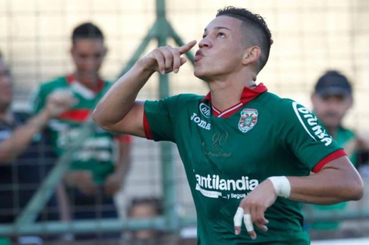 Darvis comenzó como goleador en torneo de reservas marcando un total de 28 goles y eso provocó que diera al primer equipo del Marathón en la Liga Nacional. Sin embargo, el sueño de llegar lejos se fue apagando.