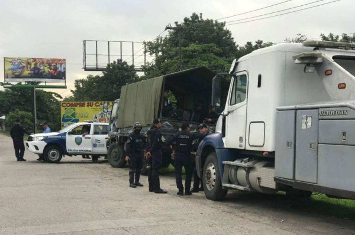 Los transportistas han venido exigiendo en las últimas semanas un incremento a la tarifa del servicio, lo que ha sido rechazado por el Gobierno y repudiado por los usuarios, que consideran que el alza que pretenden es desproporcionada.