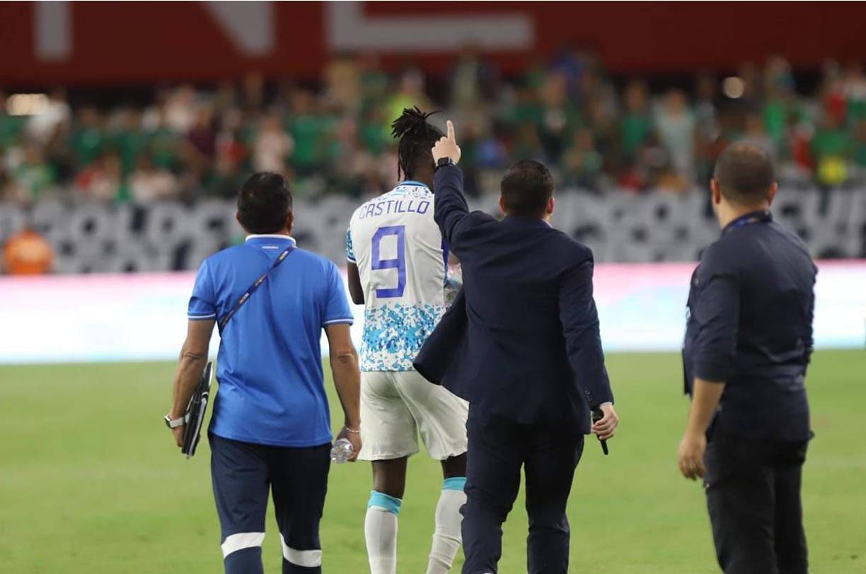 Román Rubilio Castillo se fue molesto por la expulsión.