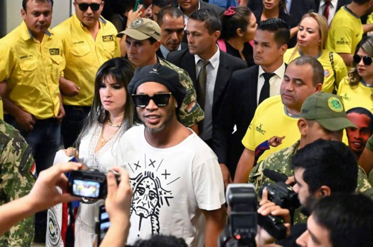 Ronaldinho llegó la mañana del miércoles a la capital paraguaya en su faceta de filántropo para el lanzamiento del programa 'Móvil de salud de los niños y niñas' y de su libro 'Genio de la vida'.
