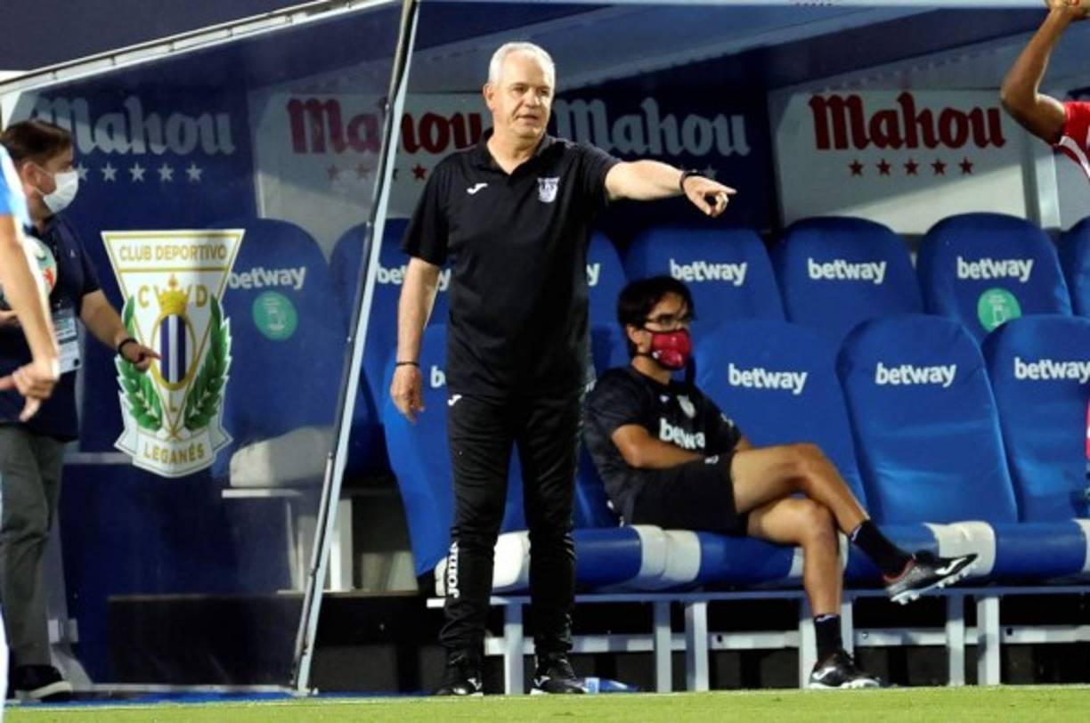 El entrenador del Leganés, Javier Aguirre, ha querido negar que sea firme su decisión de dejar al Lega a final de temporada. El mexicano afirma que es falso, ya que no habló con el club, nadie le hizo aun ninguna propuesta y que no es el momento. Confiesa es feliz y su único deseo es salvar al Lega y continuar en el equipo.<br/><br/>'Quiero desmentir categóricamente mi salida del club al final de temporada. Quiero decir que es falso. Nadie se me ha acercado a hablar de mi renovación, ni mucho menos y yo estoy centrado plenamente en el final de LaLiga. Estoy convencido que el club se quedará en Primera División. Estoy encantado en el club y en su momento podemos hablar de una posible renovación', dijo Aguirre.