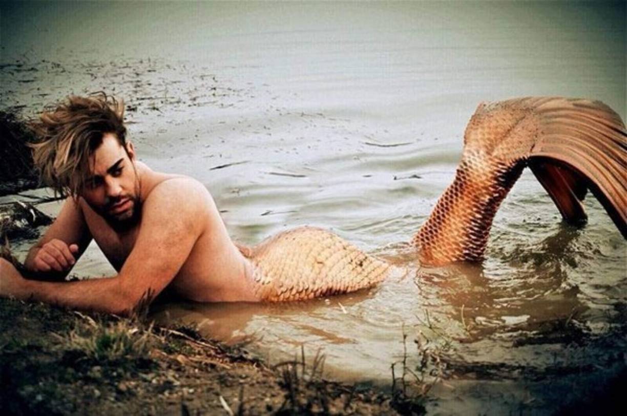 Inspirándose en el programa de televisión australiano H 2 O: Just Add Water, Christian diseñó la prenda, dibujando la parte trasera, frontal y lateral para mostrar a los diseñadores.