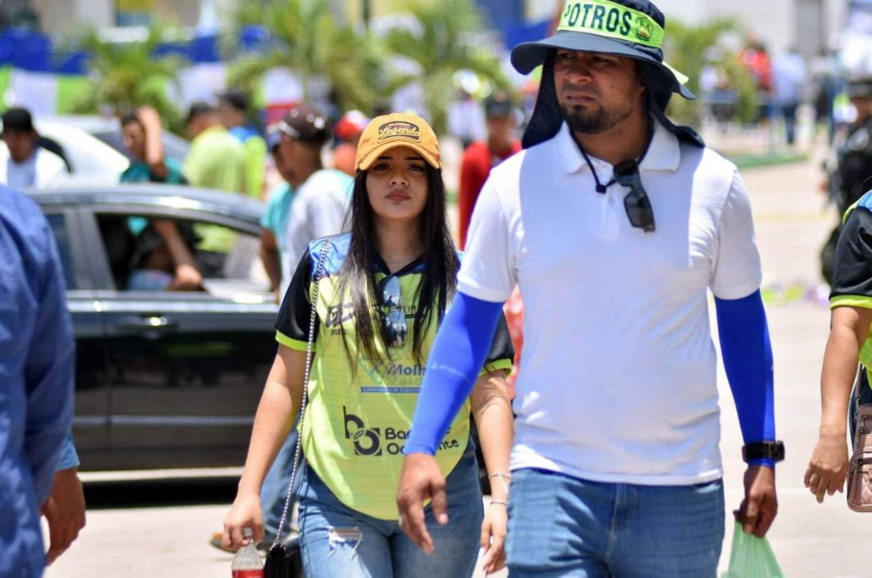 Aficionados llegando al estadio Juan Ramón Brevé Vargas para el partido de ida de la final.