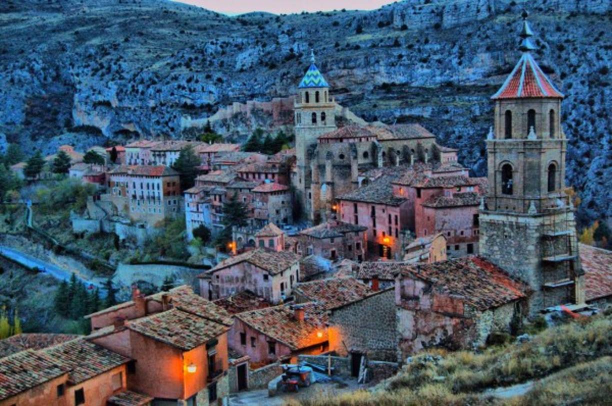 <br/><br/><br/>Albarracín, Aragón, España: Albarracín es un pueblo medieval hermosamente conservado en el norte de España. Las pinturas en piedra en las cuevas del acantilado del Parque Cultural de Albarracín (unas de las evidencias más importantes del arte prehistórico Levantino de España) y los Picaportes son una maravilla!
