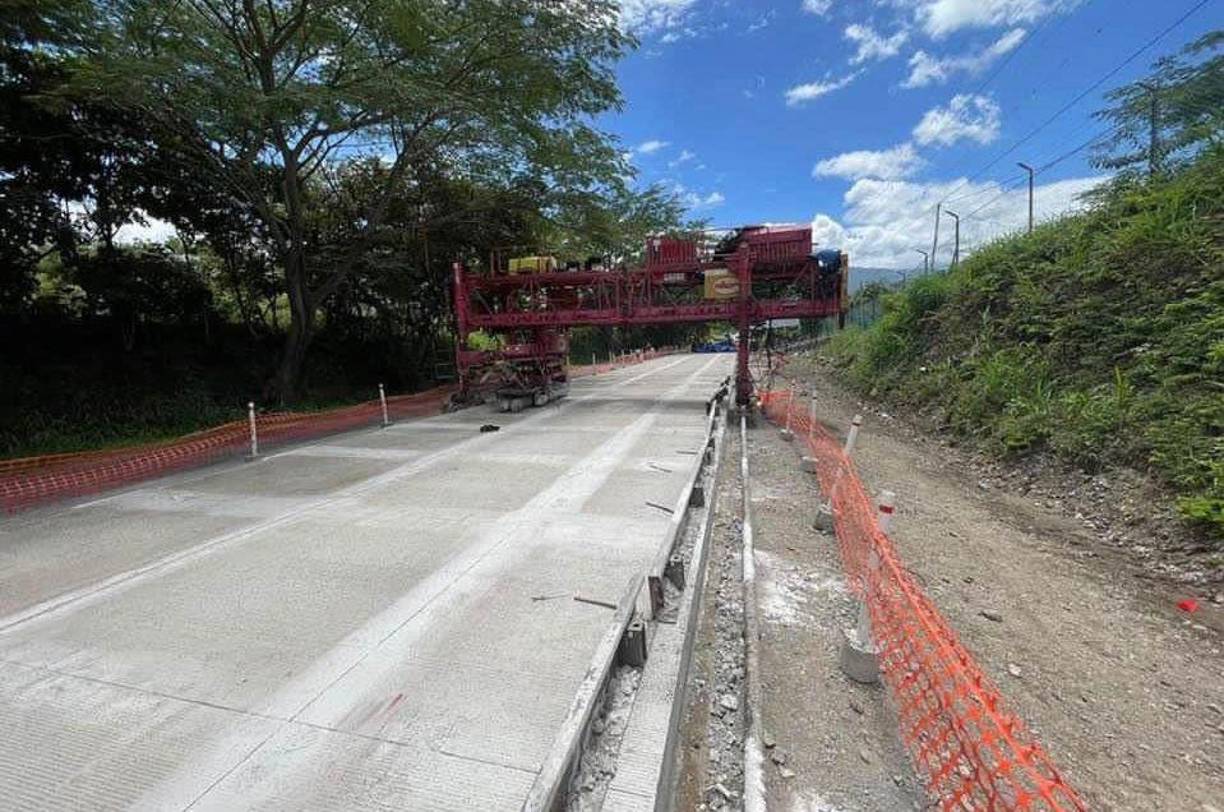 La carretera se construye con concreto hidráulico de unas cinco pulgadas de grosor. 