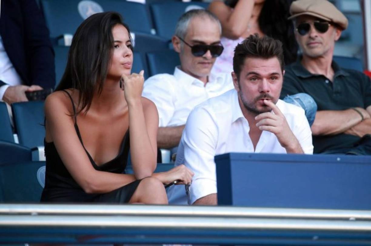 El tenista suizo Stanislas Wawrinka acompañado de una bella mujer en la presentación de los 'galácticos' del PSG.