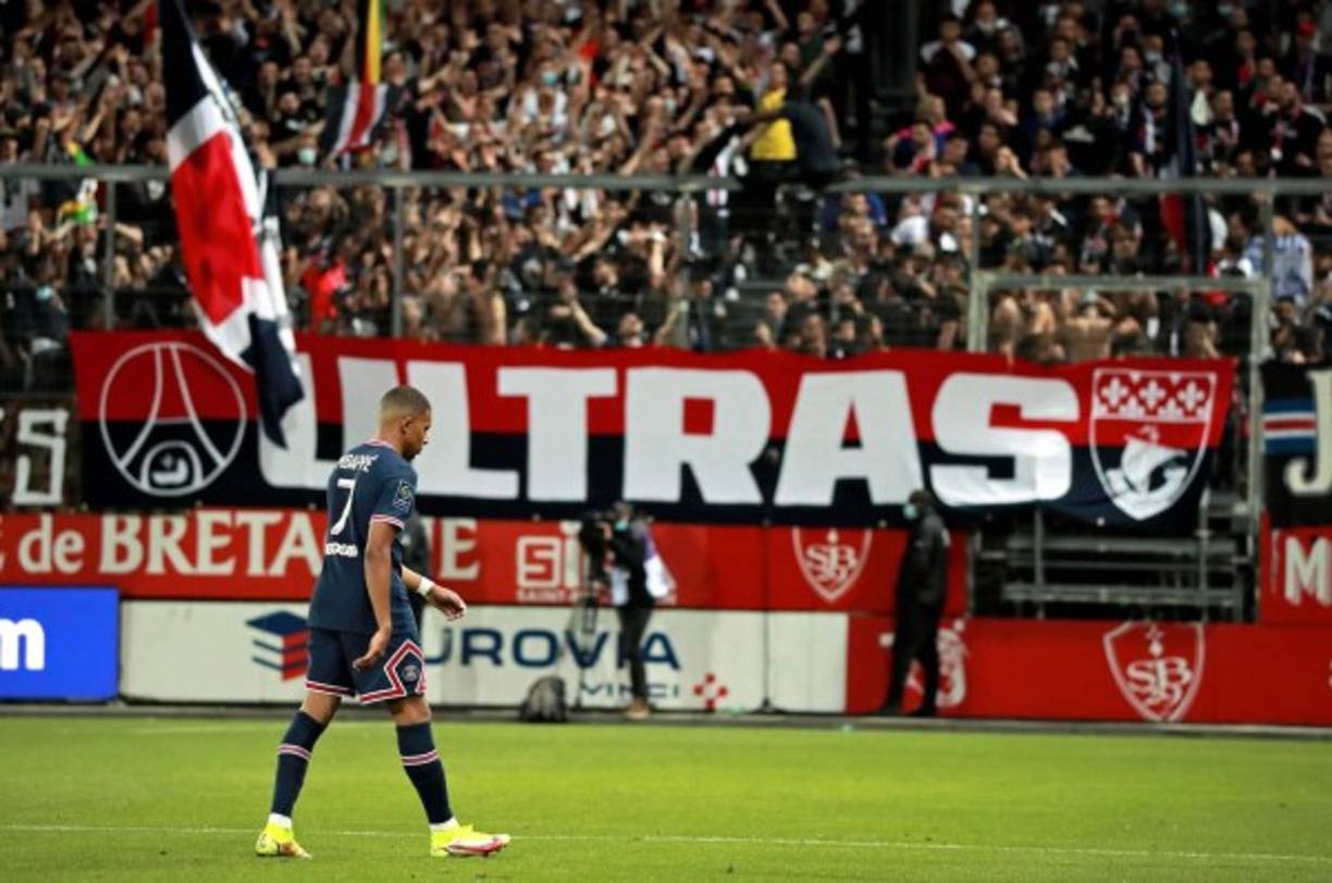 Mbappé salió del campo en el minuto 80 y dio entrada a Ángel Di María. El francés se retiró cabizbajo y al fondo los ultras del PSG, que no le perdonan que se quiera ir al Real Madrid.