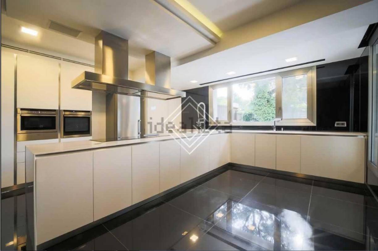 “Ahí no vive nadie y la tiene en venta en 6 millones. Tampoco es una cifra menor. En La Finca las grandes cuestan unos 12 millones. Le han dicho a Mbappé que La Finca está lejos de la Ciudad Deportiva y que La Moraleja está a cinco minutos en coche”, contó Inda al programa. 