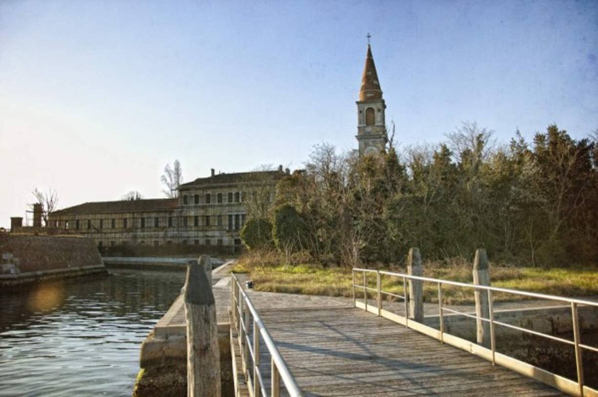 La Isla de Poveglia, Italia ► Según las leyendas, Poveglia, una de las islas de la Laguna de Venecia, era el lugar a donde enviaban a morir a los enfermos de peste, por lo tanto, está lleno de las almas perdidas de los enfermos. En 1922 ahí se abrió un psiquiátrico que existió hasta 1968. Se decía que los médicos hacían experimentos con los enfermos y que el doctor a cargo se volvió loco y se suicidó aventándose desde la torre. La isla terminó totalmente abandonada y permanece así hasta ahora.<br/>