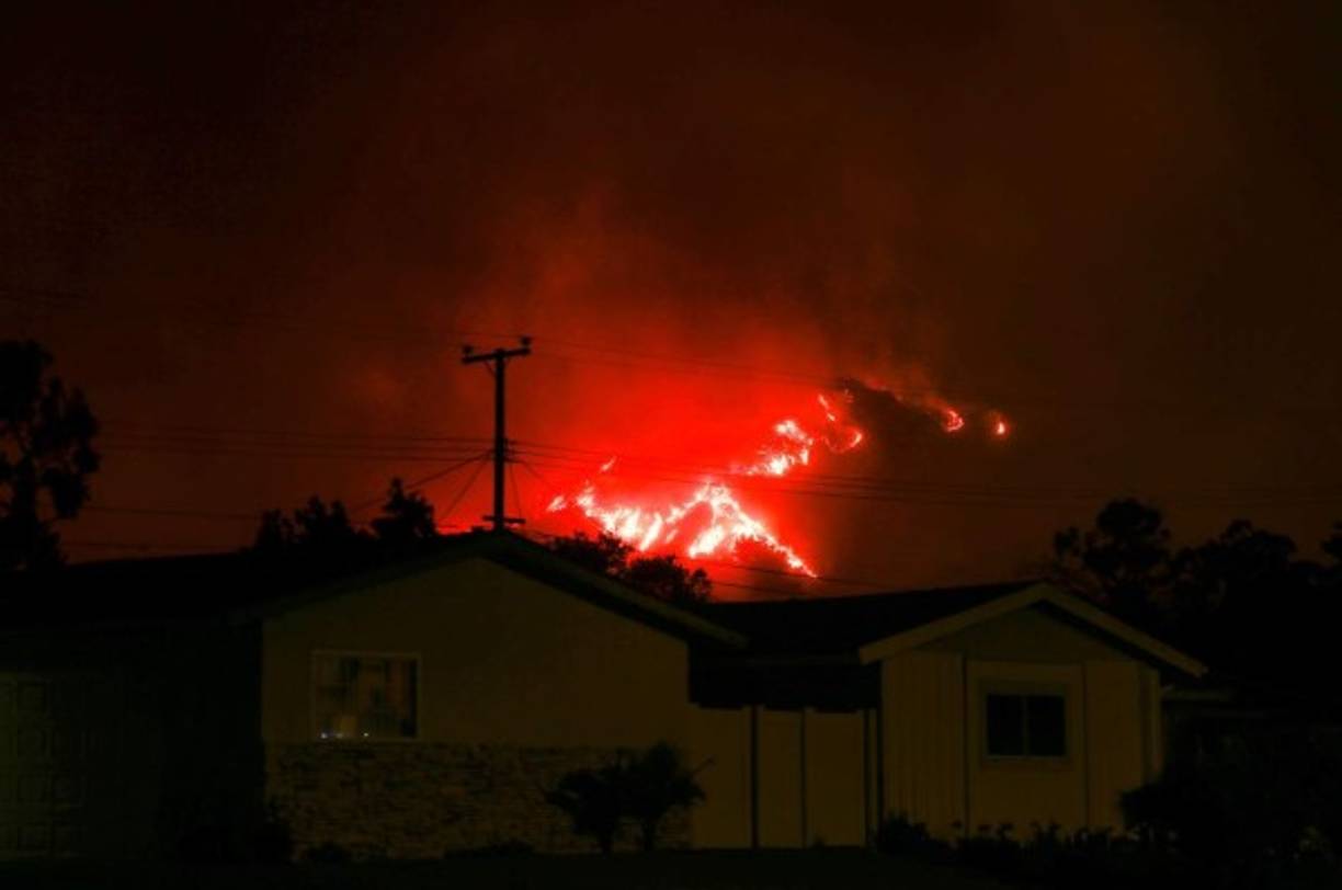 Las autoridades ordenaron la evacuación forzosa de más de 7.500 viviendas, y tuvieron que aplazar el uso de helicópteros para contener el fuego hasta el amanecer, dada la dificultad de operarlos de noche.