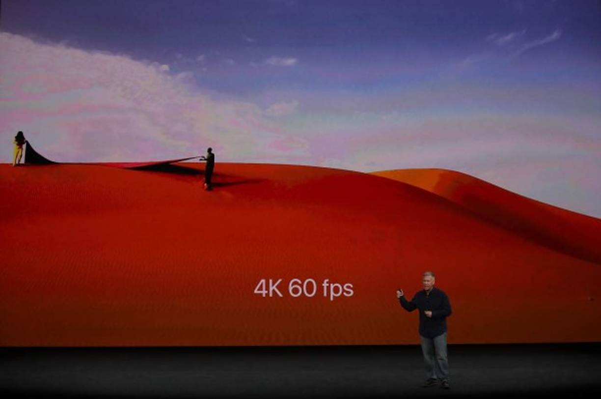 El modelo es más rápido y potente que los otros de iPhone, 'va a marcar el camino de la tecnología en el próximo decenio' y constituye 'el más grande avance después del iPhone original', lanzado en 2007, afirmó Tim Cook, jefe ejecutivo de Apple. AFP