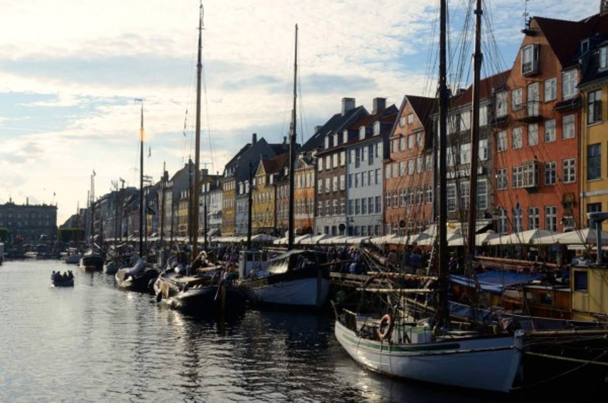 Copenhague, capital de Dinamarca, aparece en el noveno puesto mundial al igual que en el 2018. Ofrece educación y sanidad gratuita a sus habitantes.