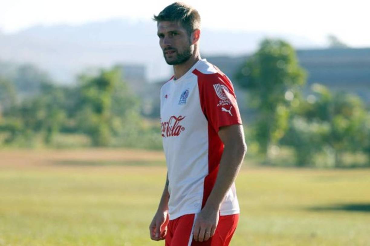 Walter García: Todo apunta a que el defensor argentino no seguirá con Olimpia.