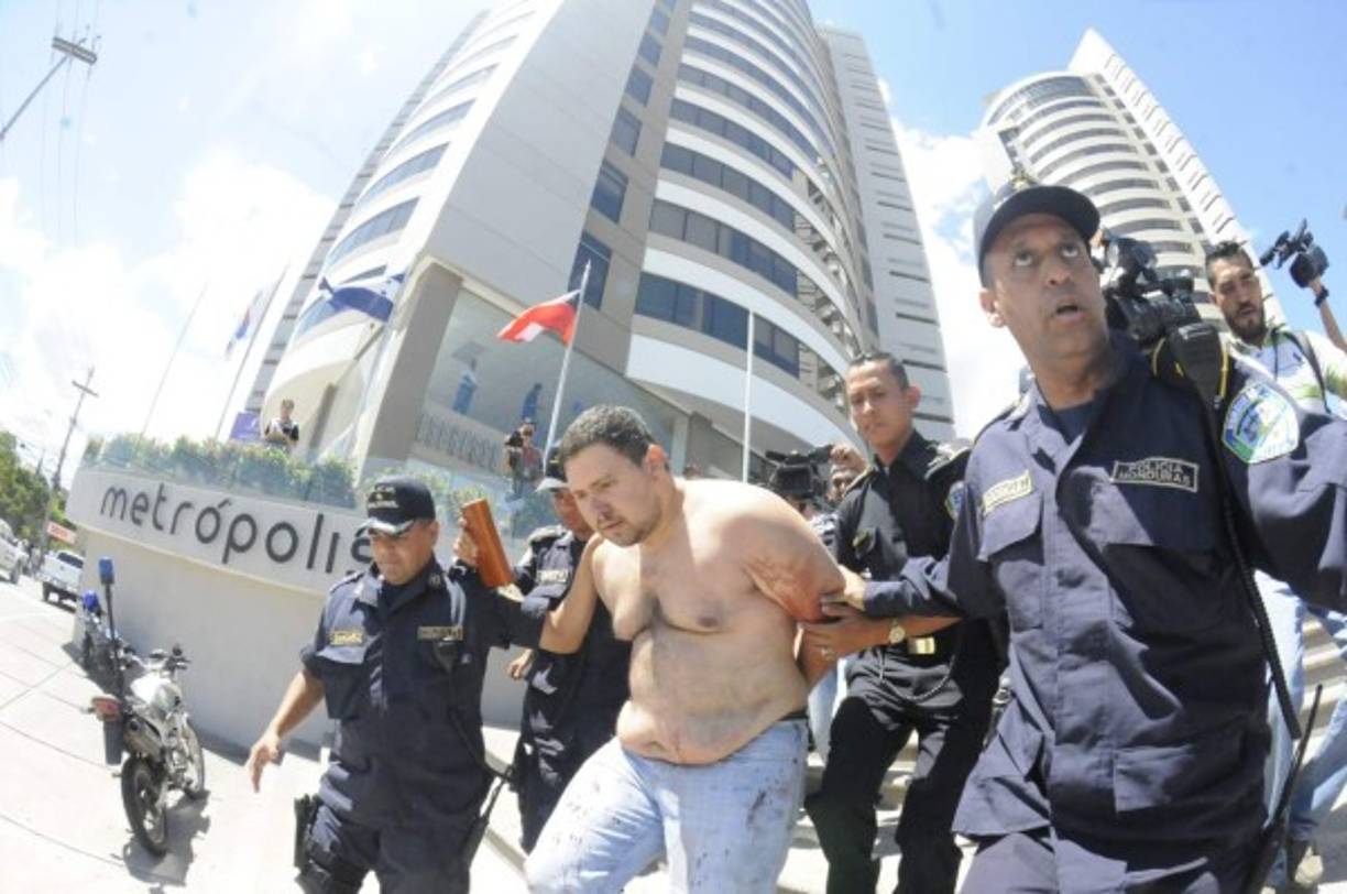 Según la Policía Nacional de Honduras, Rigoberto Andrés Paredes Vélez habría matado al abogado Montes con un puñal.