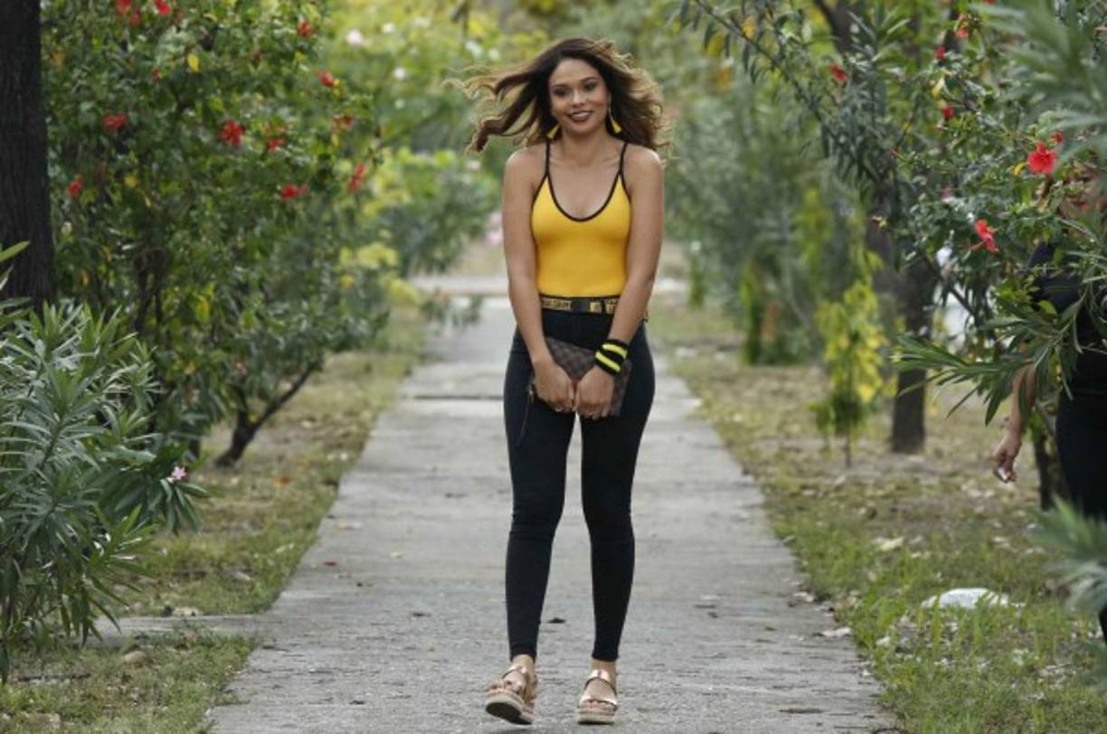 Sirey Morán, ex Miss Honduras, acudió al estadio para apoyar a su amado Real España.