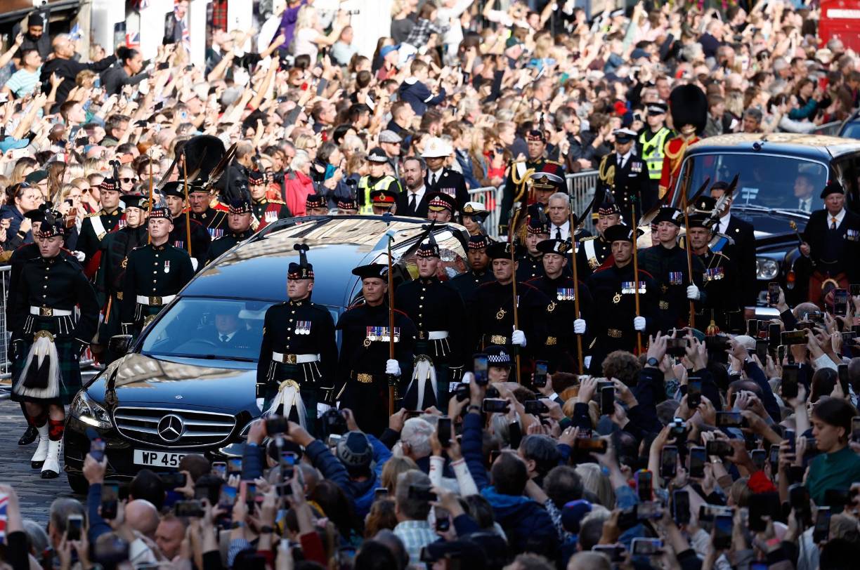 Las autoridades escocesas han pedido a la gente que no se detenga frente al ataúd y anticiparon que puede haber muchas horas de espera antes de poder acceder a la catedral.