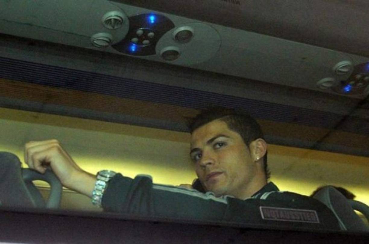 CR7 en el autobús, siempre se sienta en el penúltimo asiento de la fila del conductor.