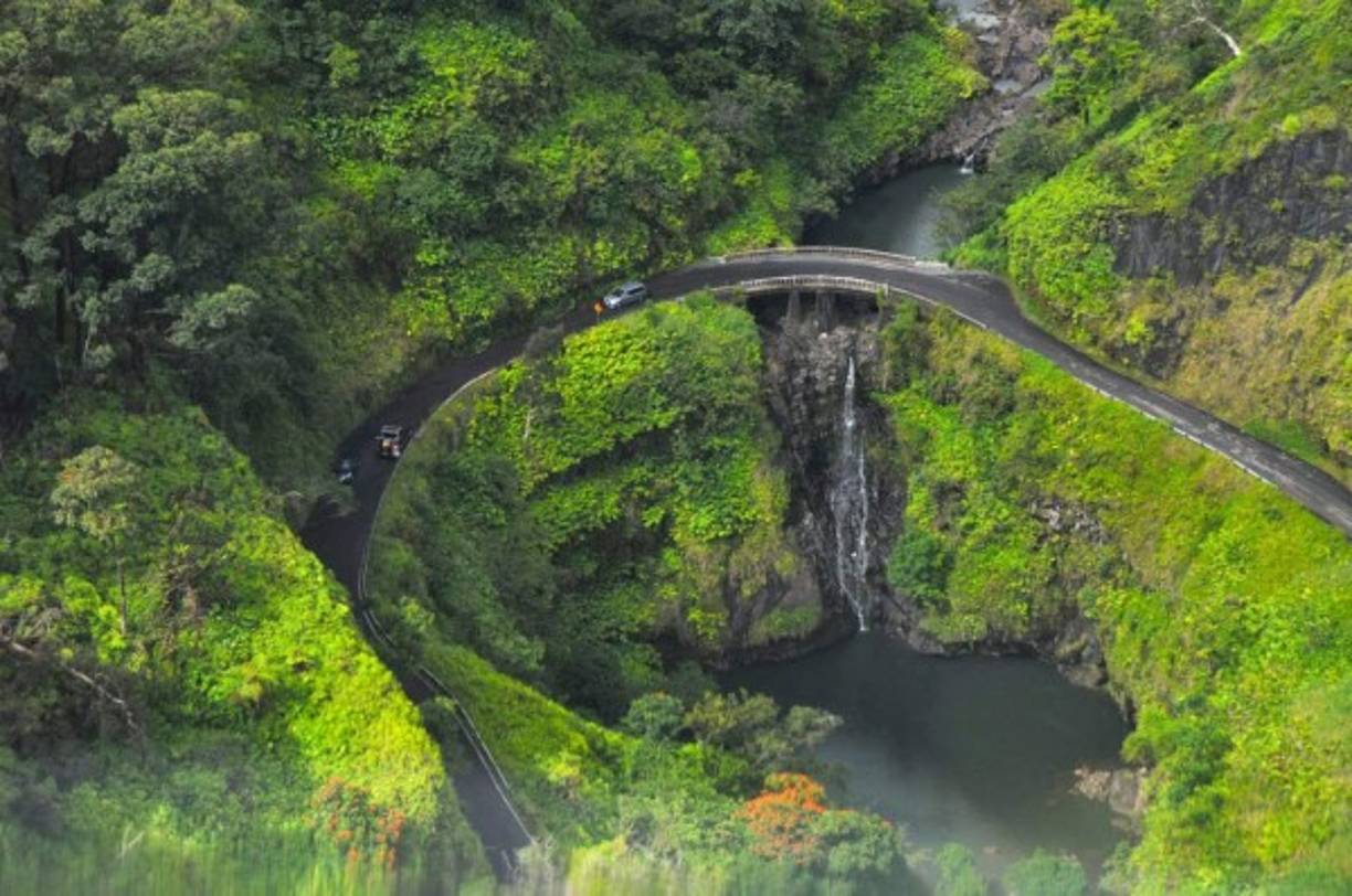 La carretera de Hana tiene una longitud de 109 kilómetros. La carretera fue construida para el paso de los trabajadores de las plantaciones de azucar. Pero con el tiempo se ha convertido en uno de los mayores atractivos turísticos de Hawái. Foto:carreteraspeligrosas.com/hana-highway/