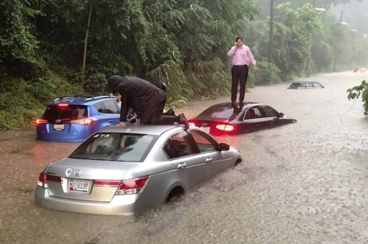 Una fuerte tormenta azotó esta mañana Washington D.C. y sus alrededores provocando históricas inundaciones en las calles de la capital estadounidense.