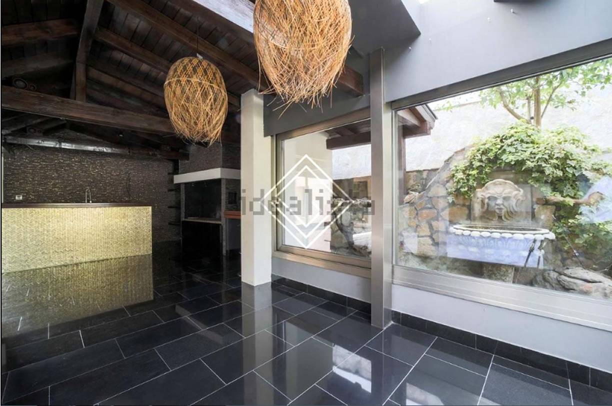 Al lado del salón, se encuentra una sala de cine y otra sala de ocio, esta última con chimenea, barbacoa interior, barra de bar y patio exterior con baño propio.