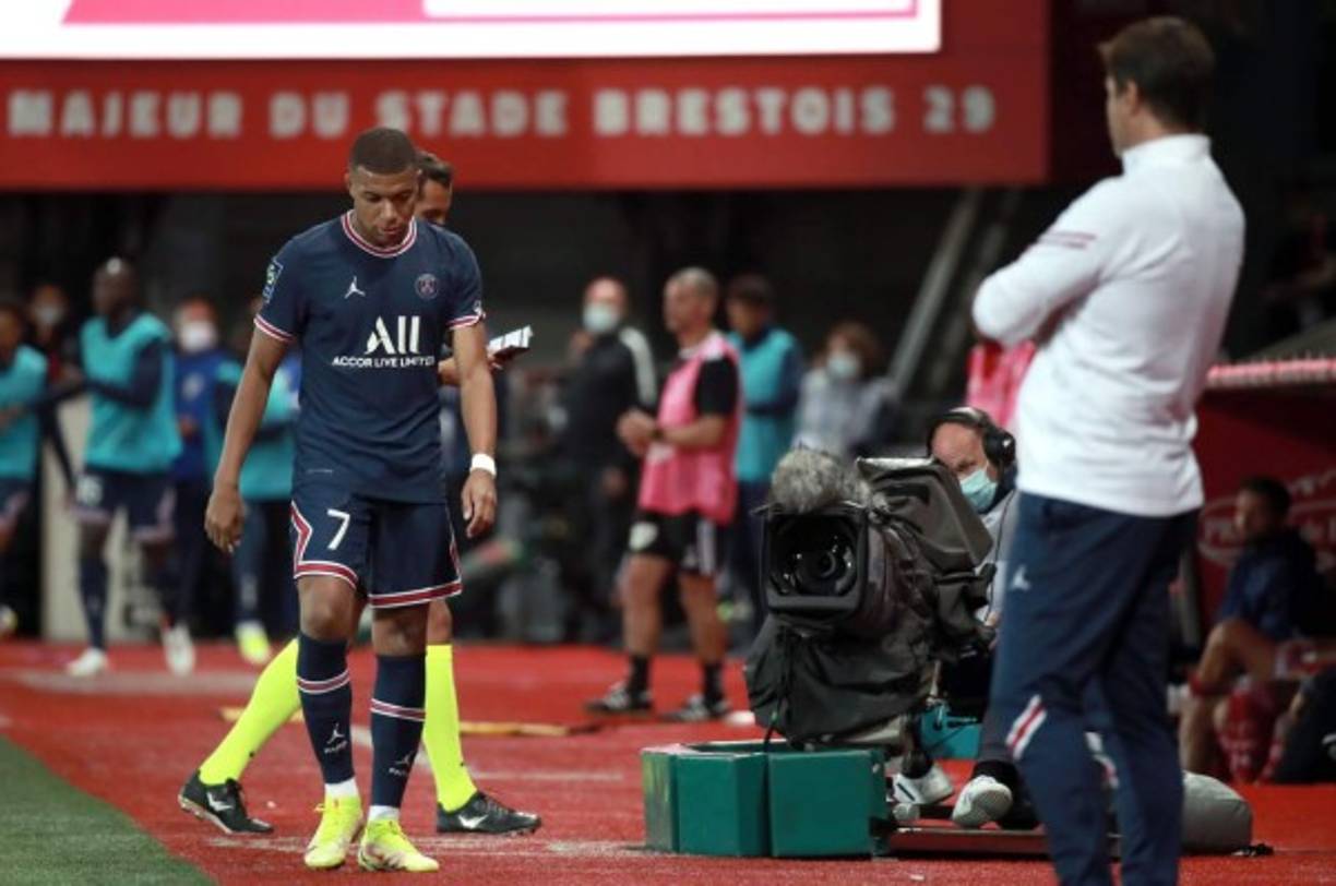 Kylian Mbappé no ocultó su molestia por salir de cambio y tuvo un feo gesto con Pochettino, pasando junto al entrenador con esta cara.